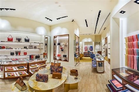 ferragamo boutiques canada.